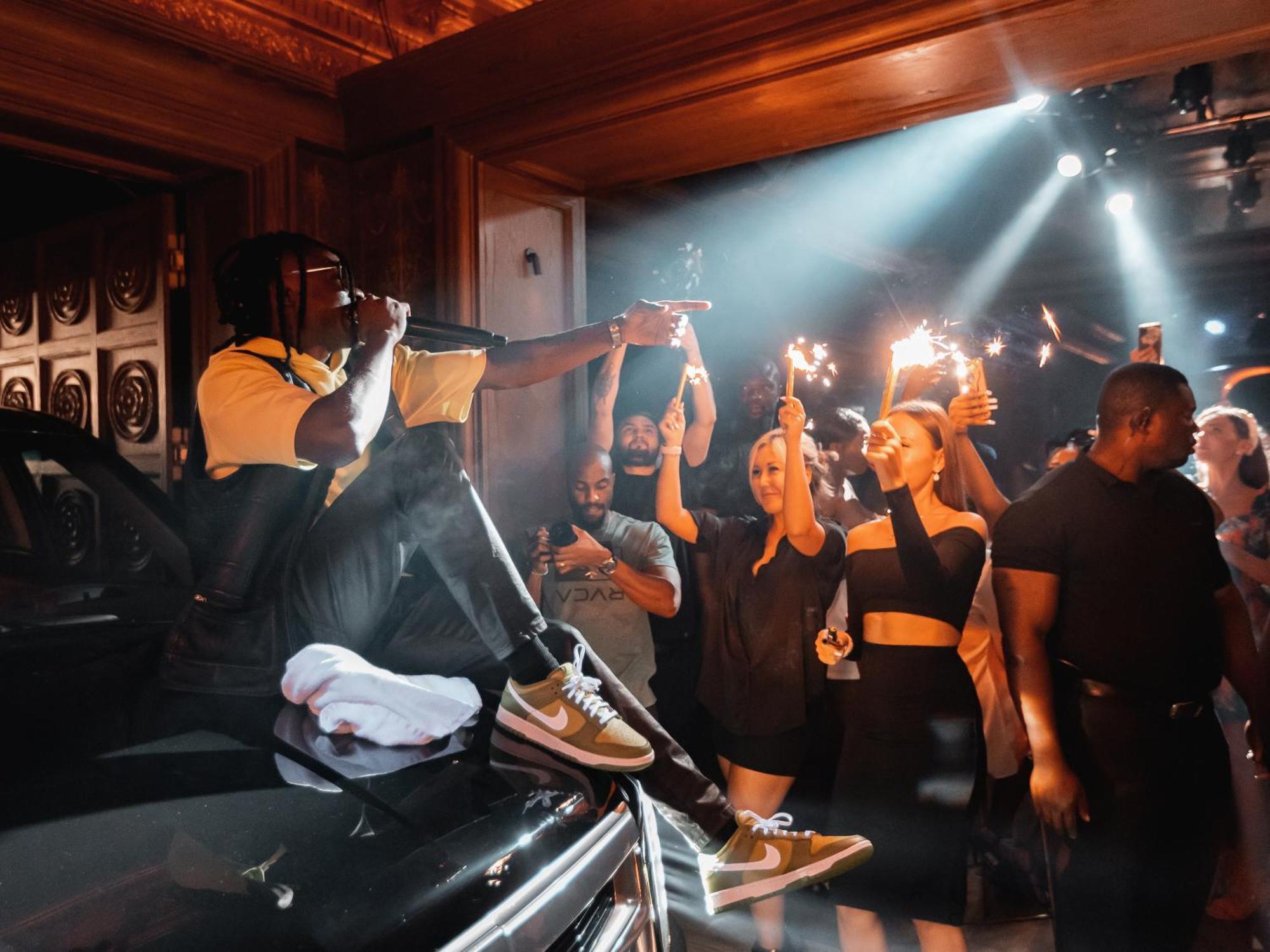 Five Palm Jumeirah Dubai Esterno foto The 2019 NBA Finals champions celebrating in the locker room