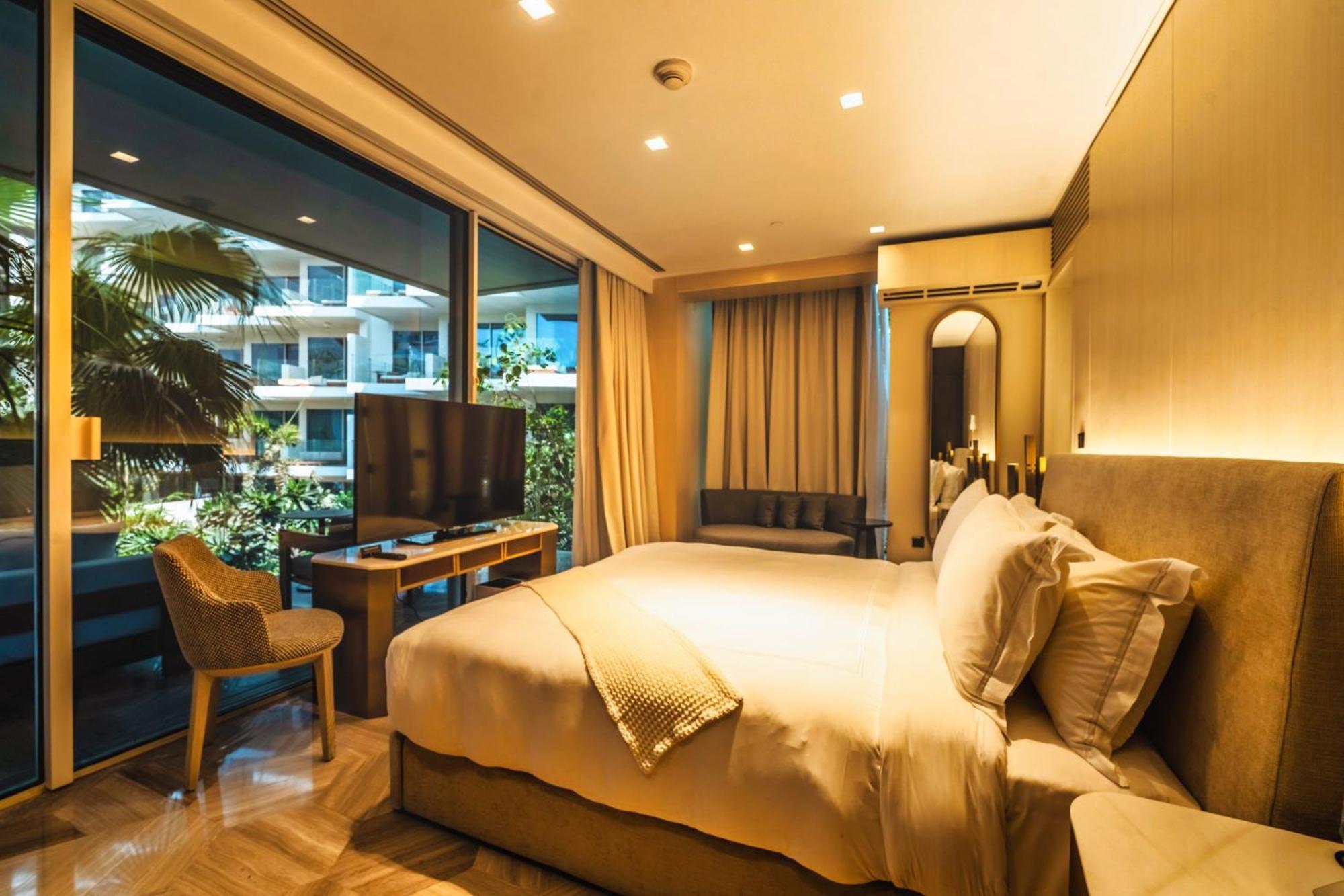 Five Palm Jumeirah Dubai Esterno foto A bedroom at the hotel