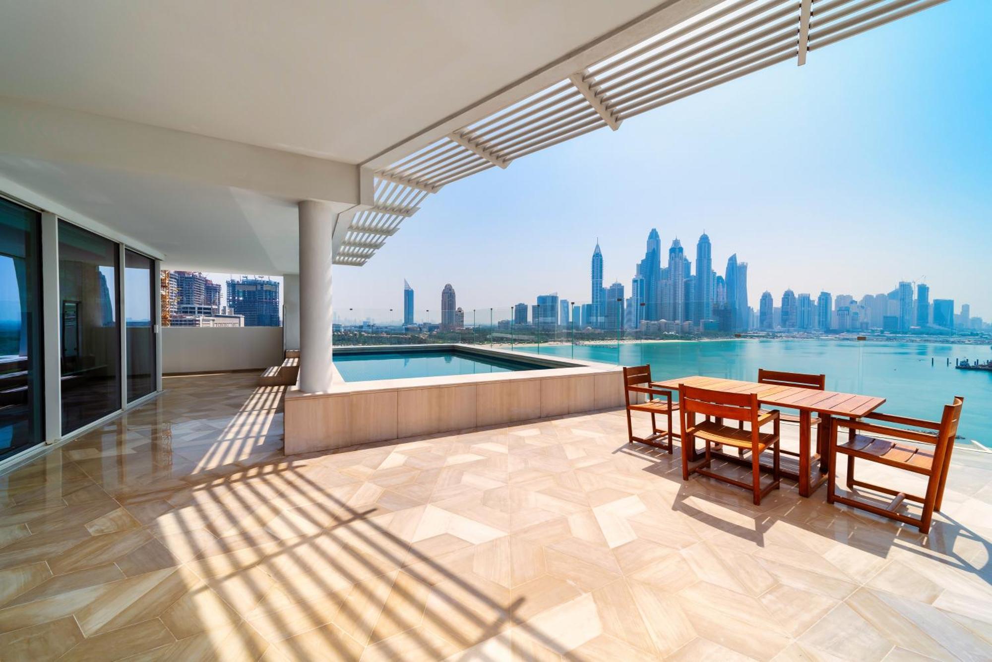 Five Palm Jumeirah Dubai Esterno foto View of the Dubai skyline from the penthouse of Jumeirah Emirates Towers Hotel