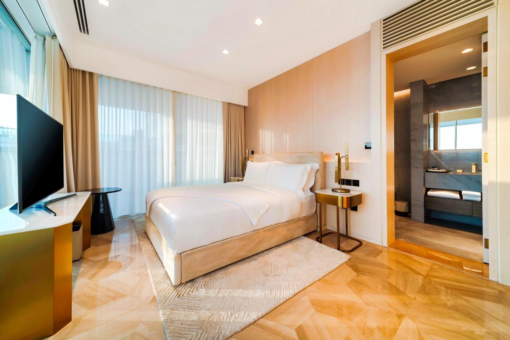Five Palm Jumeirah Dubai Esterno foto A bedroom at the hotel