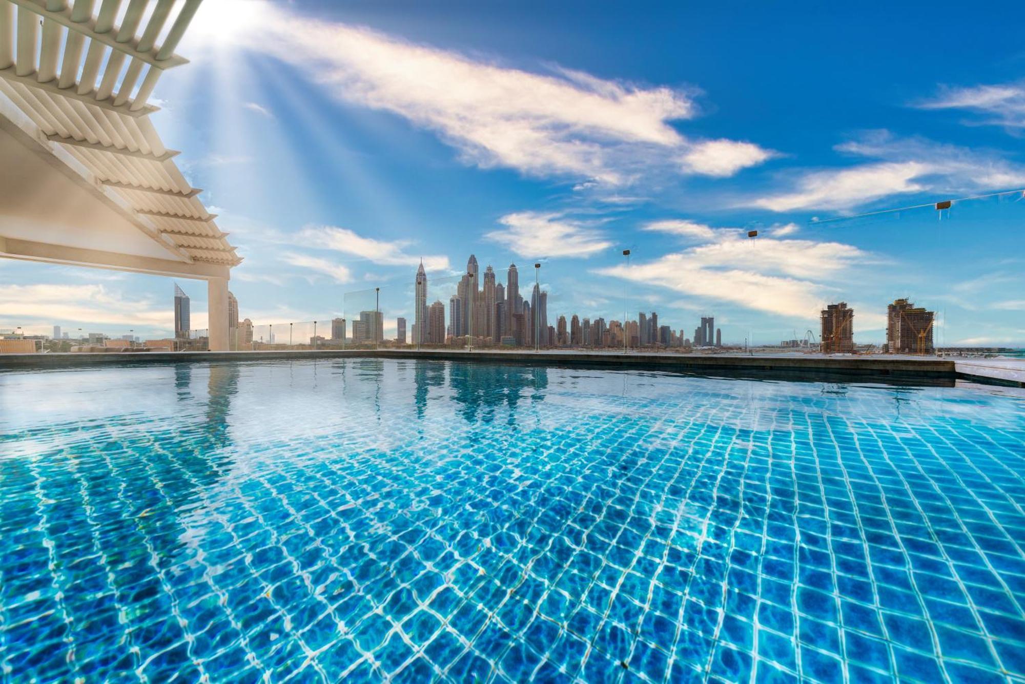 Five Palm Jumeirah Dubai Esterno foto View of Dubai from the pool