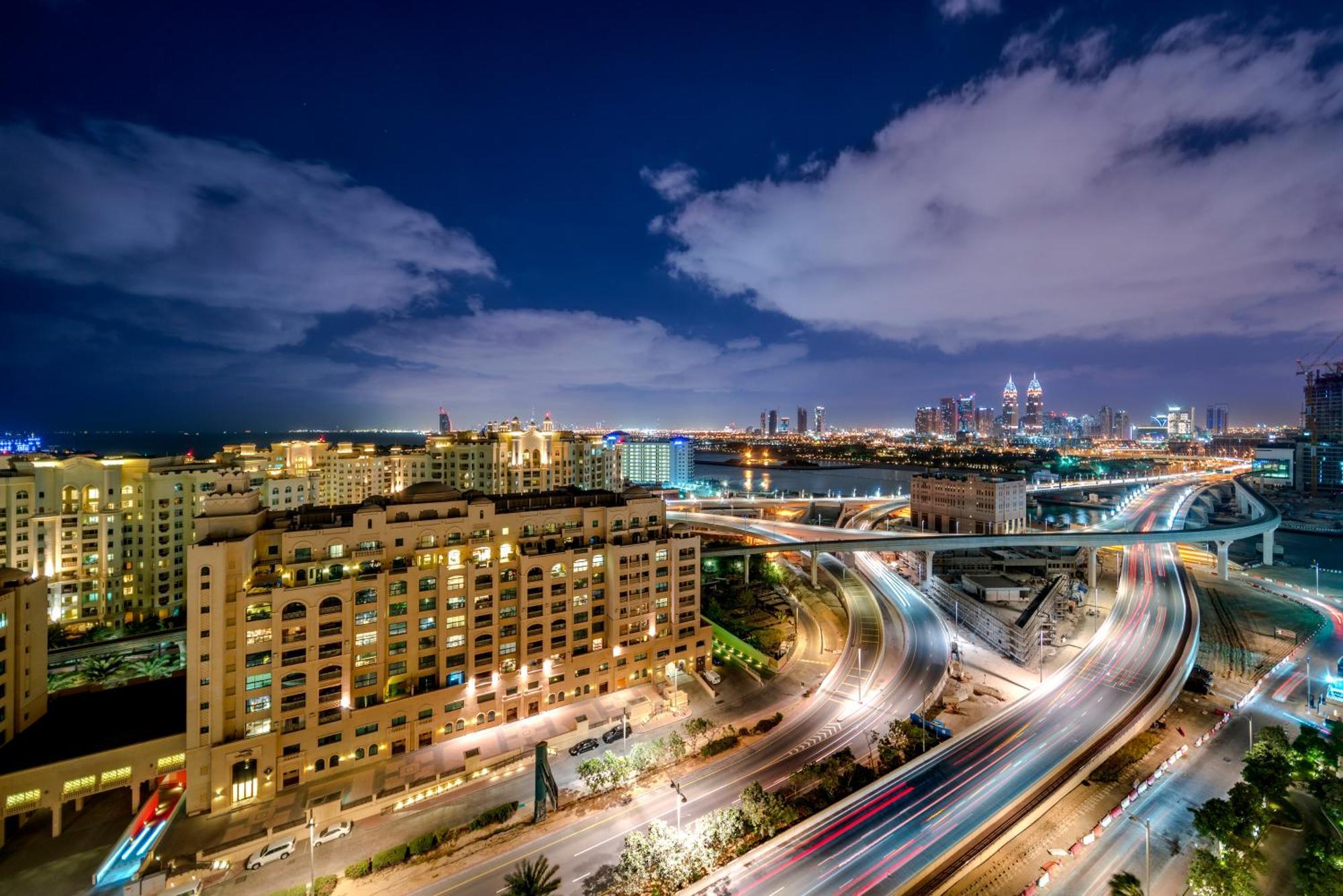 Five Palm Jumeirah Dubai Esterno foto The highway at night