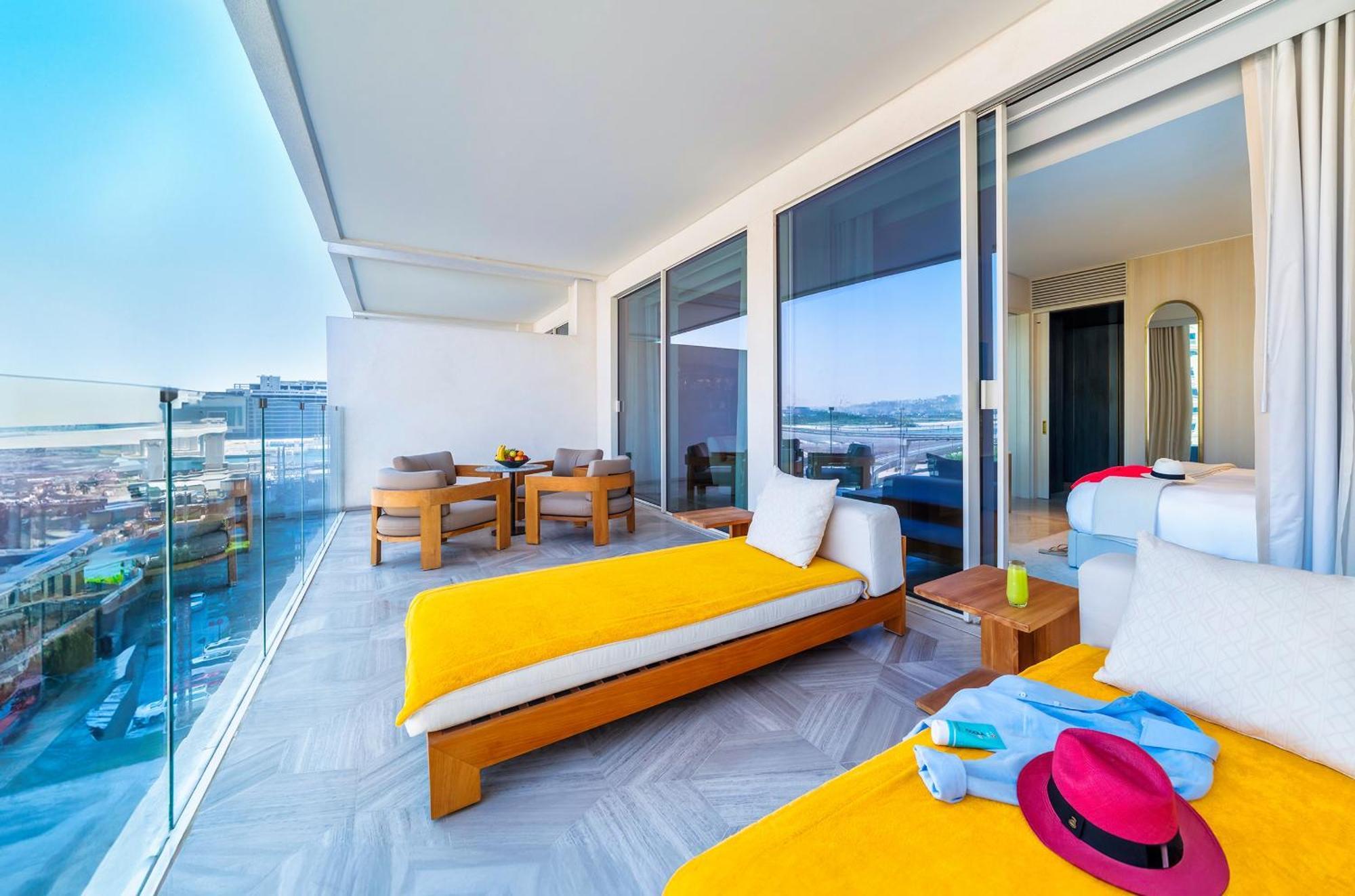 Five Palm Jumeirah Dubai Esterno foto The hotel's terrace